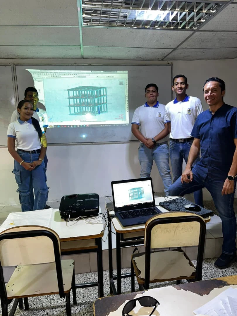 Clase de Ingeniería Civil en UNEFA con estudiantes y modelo estructural proyectado
